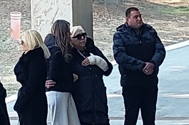 DIJANA HRKALOVIĆ SE NE ODVAJA OD ZORICE MARKOVIĆ: Potresne scene na sahrani Brace Zatezala, pevačica neutešna!