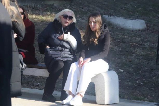 DIJANA HRKALOVIĆ SE RASPLAKALA NA SAHRANI BRACE ZATEZALA: Srceparajuće scene na groblju, Zorica Marković kuka na njenom ramenu!