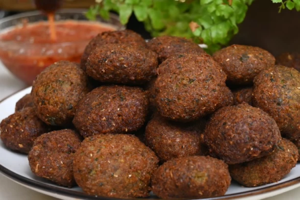 RECEPT ZA ĆUFTE BEZ MESA: Mnogi kažu da su UKUSNIJE od standardnih, a sos od BELOG LUKA im daje poseban šmek!