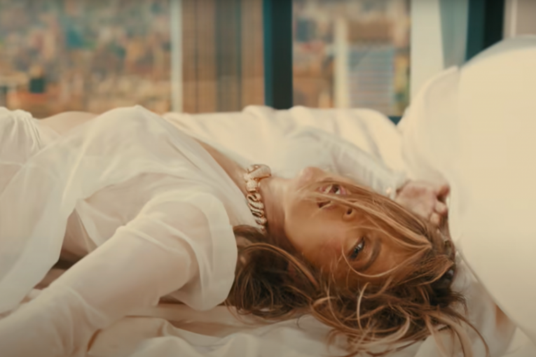 Dženifer Lopez na krevetu