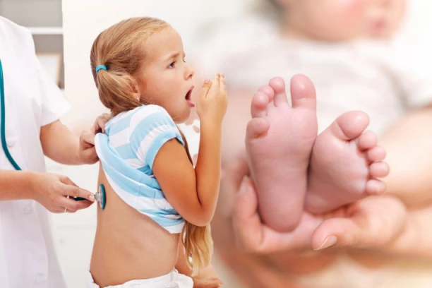 "NAJVEROVATNIJE SU BILE ZARAŽENE OD STARIJE DECE ILI RODITELJA" Stručnjaci o bebama umrlim od VELIKOG KAŠLJA: Sve su bile nevakcinisane, treba biti oprezan!