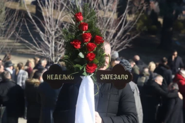 ZORICA MARKOVIĆ ISPRATILA BIVŠEG SUPRUGA NA VEČNI POČINAK: Dirljiv govor na sahrani Brace Zatezala!