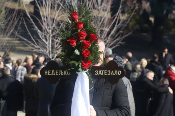 ZORICA MARKOVIĆ ISPRATILA BIVŠEG SUPRUGA NA VEČNI POČINAK: Dirljiv govor na sahrani Brace Zatezala!