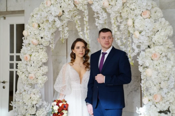 KADA JE KUM KRENUO DA DRŽI GOVOR, MLADENCI SU HTELI DA PROPADNU U ZEMLJU: Mnogi joj poručuju da se odmah RAZVEDE, ovo je veliki BLAM!