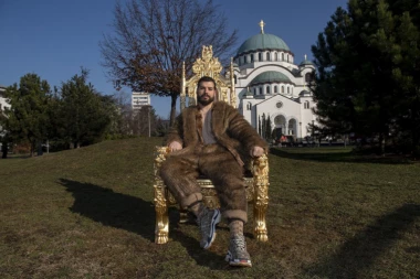 SVAKI ČLAN IMA PO JEDNU FIRMU! Zavrteće vam se u glavi kad pročitate koliko zarađuje porodica čuvenog kralja obrva!