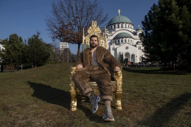 SVAKI ČLAN IMA PO JEDNU FIRMU! Zavrteće vam se u glavi kad pročitate koliko zarađuje porodica čuvenog kralja obrva!