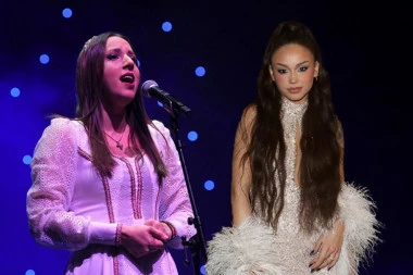 DANICA CRNOGORČEVIĆ VINULA BRESKVICU U NEBESA: Mlada pevačica nije mogla da veruje kakav je KOMPLIMENT dobila!