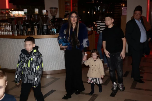 OVO SU DECA MIRKE VASILJEVIĆ: Glumica na premijeru filma o Duletu Saviću došla BEZ Vujadina! (FOTO)