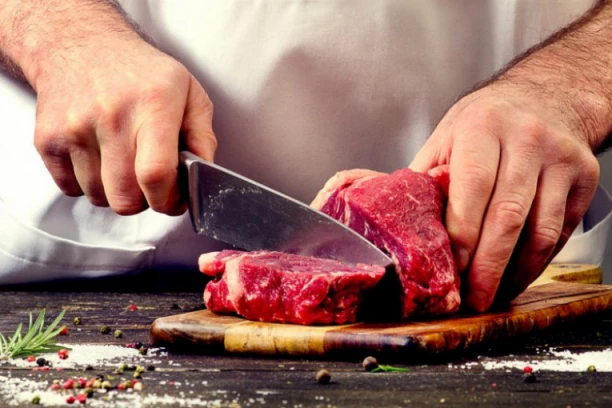 MESAR PRODAVAO PRERAĐEVINE OD RAKUNA, LJUDI ZGROŽENI JEDNOM STVARI! On ima dve kile MESA, niko se nije žalio na ukus!