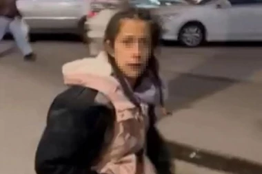 UŽAS U BEOGRADU! Džeparoši pokušali da opljačkaju ženu sa detetom! BRUTALNO JE PRETUKLI KADA IM SE SUPROTSTAVILA! (VIDEO)