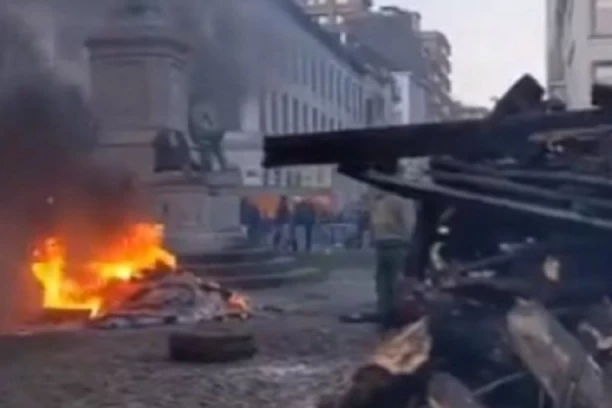 BRISEL U PLAMENU! Podmetnuti požari, građani KAMENJEM I PETARDAMA zasuli institucije, putevi BLOKIRANI (VIDEO)