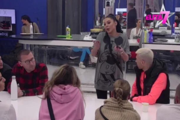 NIJE HTELA NI DA MU PRIĐE! Evo šta je Maja uradila nakon Janjuševog povratka u Elitu! Sve primetili cimeri! (FOTO)