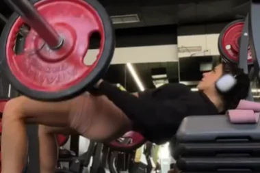 SVI U TERETANI SAMO SU GLEDALI ZGODNU BARBARU: Kada je shvatila zbog čega, nastao je HAOS (FOTO)