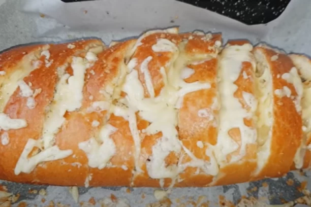 ZAPEČEN HLEB SA SIROM: Iskoristite BAJAT, dobićete odličan dodatak za sve obroke!