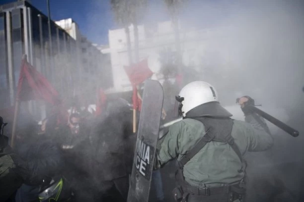 GRCIMA OPET NEŠTO NIJE PO VOLJI! HAOS U ATINI: Demonstranti napali policiju! (VIDEO)