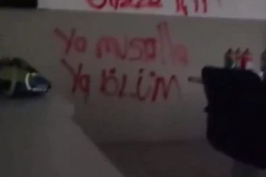 OVO JE POZADINA TALAČKE KRIZE U TURSKOJ! Jeziv snimak kruži društvenim mrežama - napadač drži sedmoro ljudi kao taoce, po zidu ispisao OVO! (VIDEO)