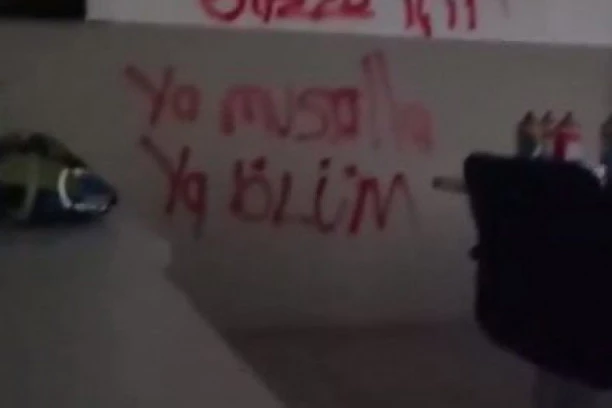 OVO JE POZADINA TALAČKE KRIZE U TURSKOJ! Jeziv snimak kruži društvenim mrežama - napadač drži sedmoro ljudi kao taoce, po zidu ispisao OVO! (VIDEO)