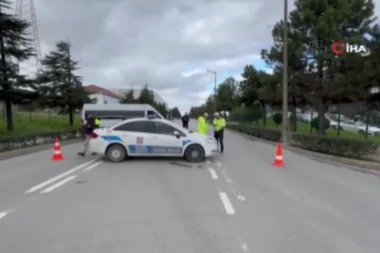 MASKIRANI MUŠKARAC DRŽI ZAROBLJENE LJUDE U FABRICI, TVRDI DA POSEDUJE BOMBU? Ovo su DETALJI talačke krize u Turskoj (FOTO, VIDEO)