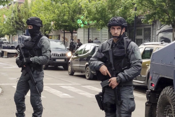 OPLJAČAKA POŠTA SRBIJE! Kurtijeva banda upala u zgradu, sve je razbijeno i razbacano! (FOTO)