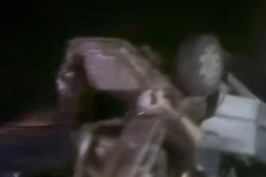 STRAŠNA NESREĆA KOD BEGEČA: Vozilo uništeno, a život je izgubljen u sekundi! (VIDEO)