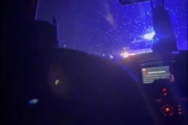 UZNEMIRUJUĆ SNIMAK SIGURNOSNIH KAMERA: Influenserka pokosila ljude ispred prestoničkog kluba - DVE OSOBE MRTVE! (VIDEO)