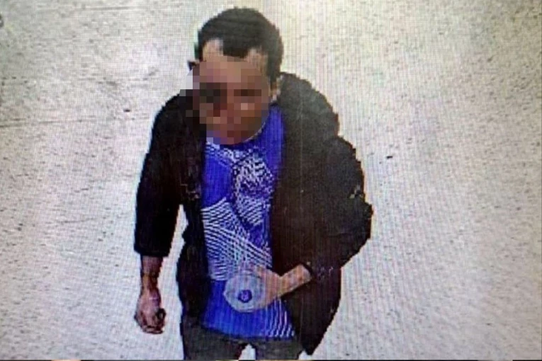 NAPADAČ KISELINOM U LONDONU IMA POVREDE PO LICU! Kamere ga uhvatile - ranije osuđivan zbog polnog uznemiravanja, pa pušten zbog OVOGA! (FOTO)