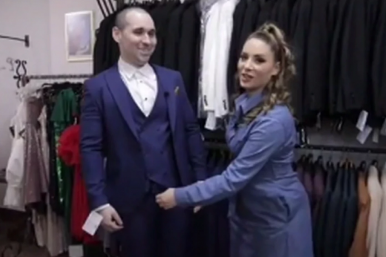 Milica Kon zakopčala šlic takmičaru