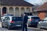 SKANDAL U PEĆI! Tzv. kosovska policija skinula srpsku zastavu sa prostorija opštine! (VIDEO)