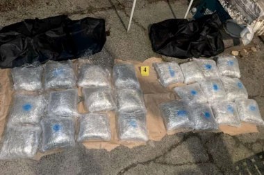 POLICIJA ZAPLENILA VIŠE OD 33 KILOGRAMA DROGE! Uhapšena dvojica mladića - jedan od njih pružao otpor!