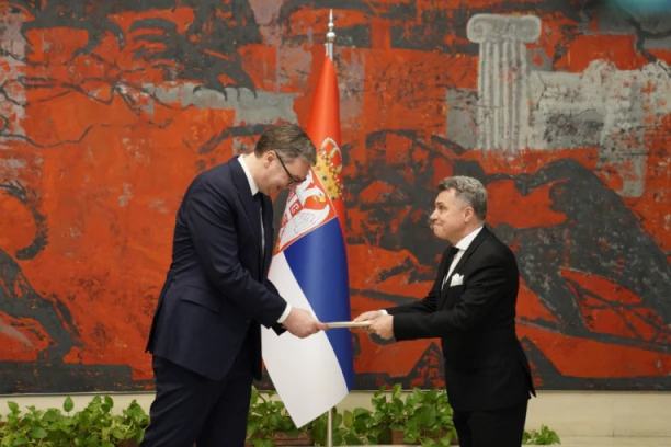 VUČIĆ PRIMIO AKREDITIVNA PISMA NOVIH AMBASADORA: "Poželeo sam im dobrodošlicu i uspeh u radu"! (FOTO)