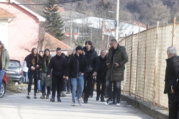 Ožalošćena porodica i prijatelji