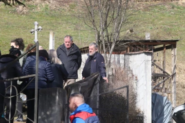 JANJUŠEVOG OCA POJELA TUGA, NE LIČI NA SEBE: Pojavio se POKOJNOM SINU na grobu, bled kao duh, a suze ne prestaju!