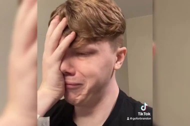 ČETIRI PUTA SU MU OTVORILI LOBANJU I "PRALI" MOZAK: Kada pomeri ruku sa LICA, svi šokirano posmatraju ONO što je ispod (FOTO/VIDEO)