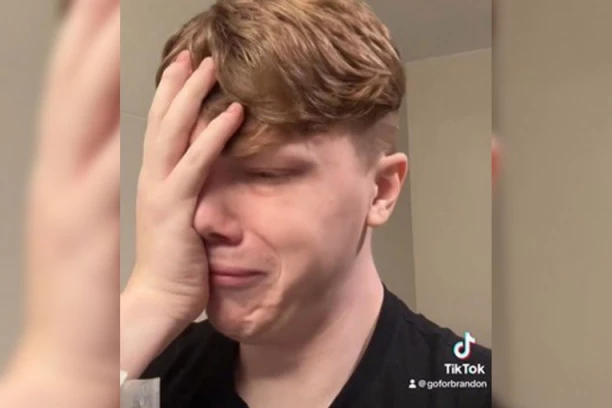 ČETIRI PUTA SU MU OTVORILI LOBANJU I "PRALI" MOZAK: Kada pomeri ruku sa LICA, svi šokirano posmatraju ONO što je ispod (FOTO/VIDEO)