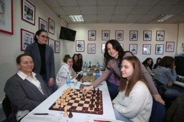 DAME STALE NA 64 POLJA: Startovala Ženska liga Beograda u šahu