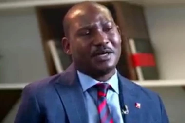 NAORUŽANI NAPADAČI UBILI NIGERIJSKOG MONARHA! Upali u palatu, pa mu oteli suprugu: U zemlji vanredno stanje, građani STREPE za goli život! (FOTO)