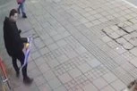 PRETUČEN RADNIK PRAJD INFO CENTRA U BEOGRADU! Nasilnik pre toga skinuo  LGBT zastavu! (VIDEO)