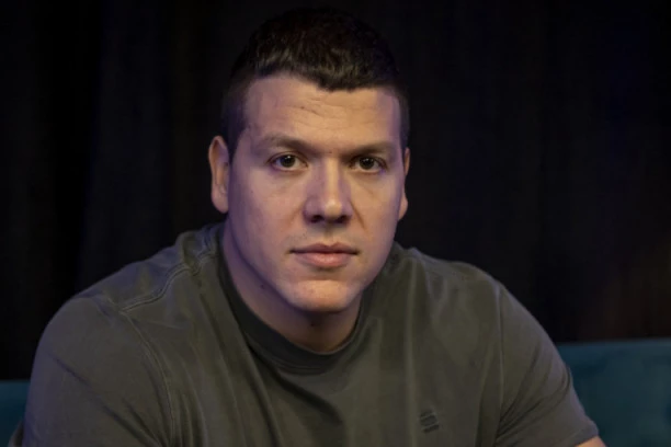 SLOBA RADANOVIĆ SA MAJKOM ZAVRŠIO U BOLNICI! Pevač mnoge zabrinuo zbog objave (FOTO)