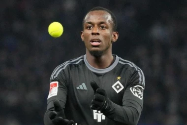 HAOS U NEMAČKOJ! Navijači bacali TENISKE loptice na teren, EVO i zašto! Meč PREKINUT, pa nastavljen! (VIDEO)