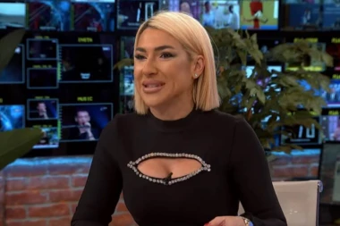 JOVANA STALA ISPRED CRKVE, PA URADILA OVO! Prolaznici je prepoznali, a ona poručila samo jedno! (FOTO)