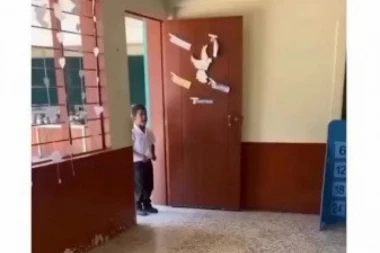 DEČAK JE OTVORIO VRATA UČIONICE I ZANEMEO: Ono što je usledilo nateralo mu je suze na oči i mališan se samo slomio! (VIDEO)