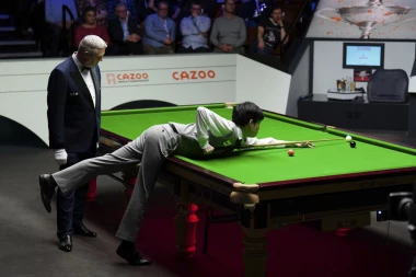 SMEH DO SUZA: Urnebesna scena na snuker meču! Kinez bio prenizak da dovati kuglu sa sve nastavkom (VIDEO)