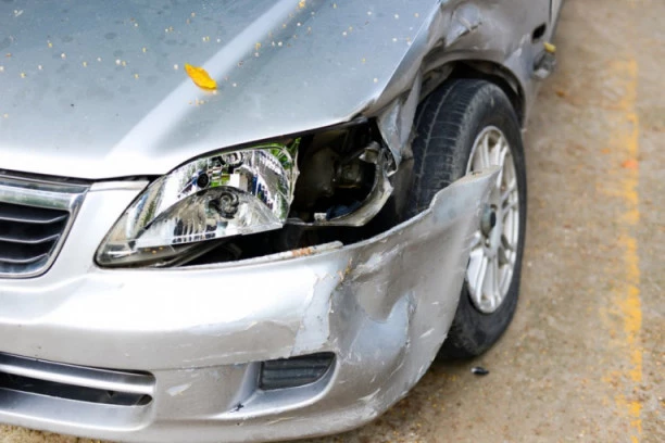 HITNO UPOZORENJE! Nepoznata osoba lomi farove na automobilima kod Tašmajdana! Da li je ovo početak opasnog trenda?