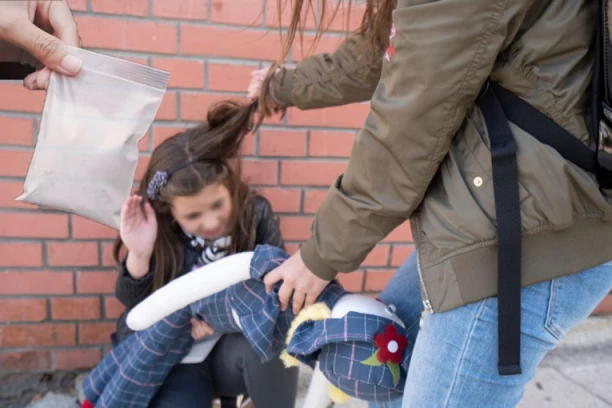 MASKIRANE FANTOMKAMA DRUGARICI RAZBILE GLAVU JER NIJE USKLADILA BOJU RANCA SA DUKSOM! Jeziv slučaj vršnjačkog nasilja u školi u Nišu! NASILNICE SEDMI RAZRED - SVE ISTETOVIRANE I DROGIRANE