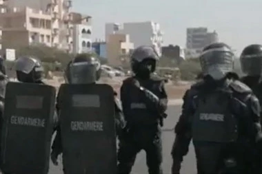 SUZAVCEM NA NAROD: Policija napala demonstrante koji protestuju zbog izbora (VIDEO)