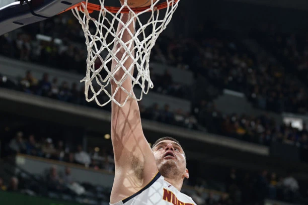 AIR SERBIA! Nikola Jokić fantastičnim ZAKUCAVANJEM bacio navijače u delirijum (VIDEO)