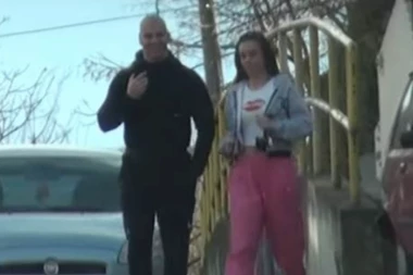 BRESKVICA RASKINULA S DEČKOM: Izbrisla sve slike s MLADIM POLICAJCEM, pa povukla potez posle kog NEMA NAZAD!