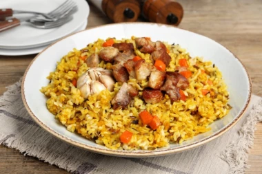 PILAV SA SVINJSKIM MESOM: Ovaj SASTOJAK mu daje poseban ŠMEK, napravite ga već danas!