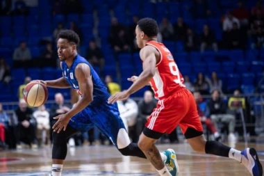 HAOS U PODGORICI! Navijači GAĐALI košarkaše Zvezde! PREKINUT MEČ! (VIDEO)