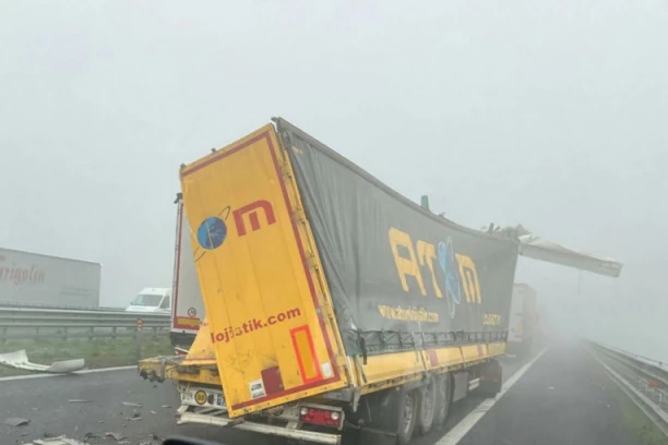 STRAVIČNI SNIMCI SAOBRAĆAJNE NESREĆE U ITALIJI: Nastradali bračni par priklještio kamion, stotine učesnika ostalo zarobljeno u automobilima! (FOTO/VIDEO)